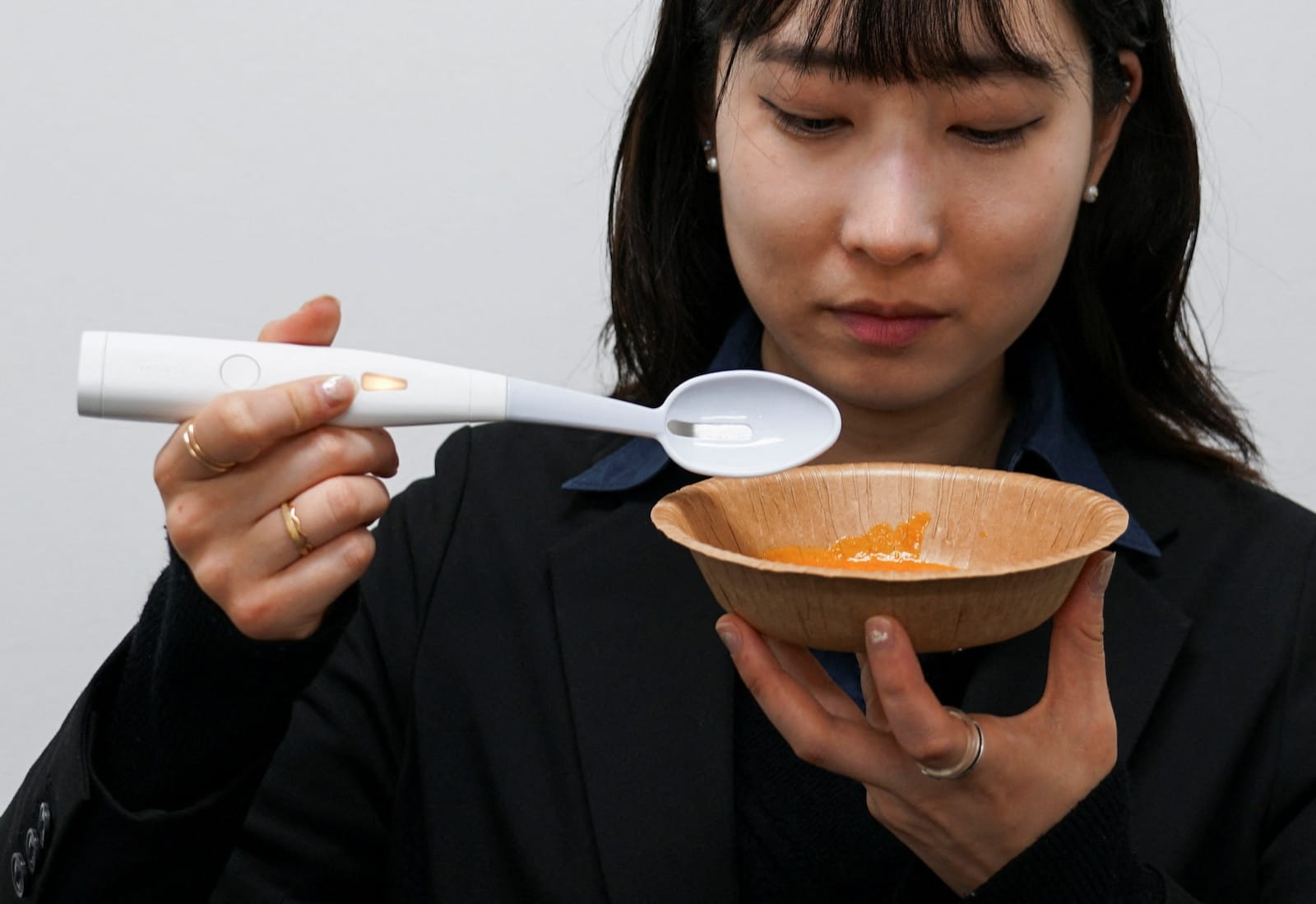Electric Spoon Enhances Taste: A Culinary Innovation
